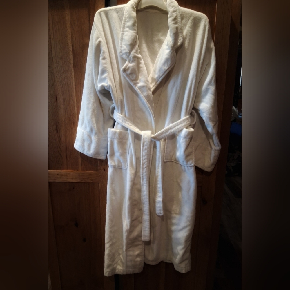 WHITE ROBE SIZE LARGE